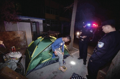 大学生村官小区内睡帐篷称为体验生活被劝离（图）