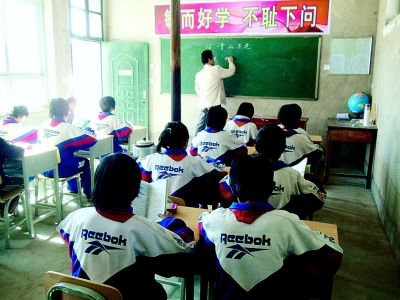 孩子们在新教室里上课