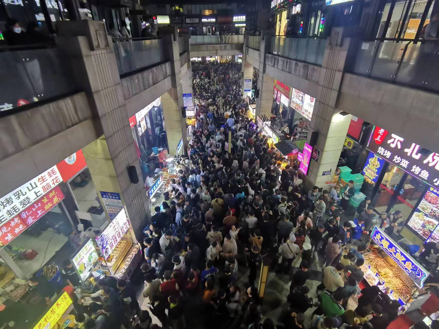 泗泾夜市人流如潮。 李成东 摄.jpeg
