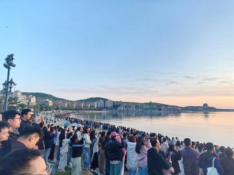 “五一”首日县域门票订单同比增长超200% 游客涌向小城玩什么？