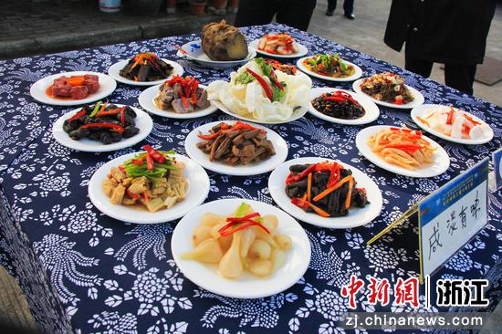 东坑镇的咸菜。  夏赟供图