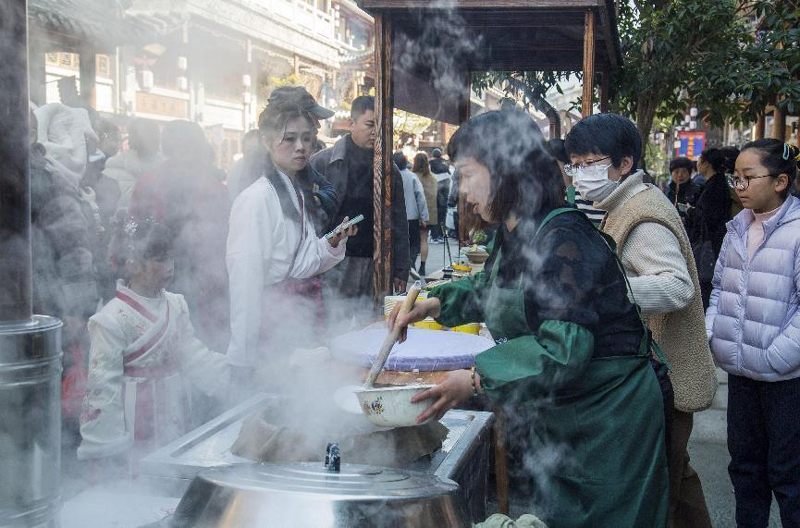 非遗美食引人驻足。
