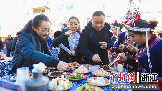 游客品尝咸菜。 夏赟供图