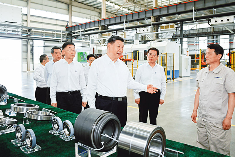 2025年5月19日至20日,中共中央总书记、国家主席、中央军委主席习近平在河南考察。这是19日下午,习近平在洛阳轴承集团股份有限公司智能工厂考察。 新华社记者 谢环驰/摄
