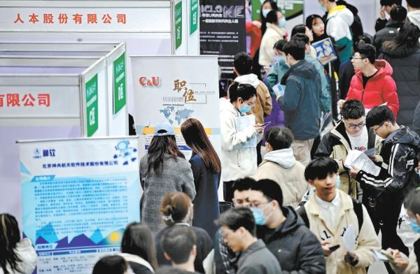 近日，北京交通大学举办“2023届毕业生大型供需双选会（春季）”，180余家用人单位参会，为广大学生提供就业岗位。